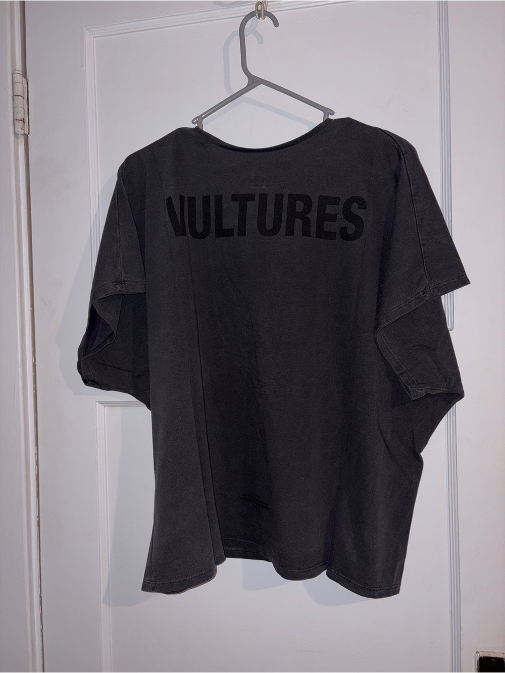 Authentic Kanye Yeezy‘s boxy Vultures Graphic Tee - 
unisex